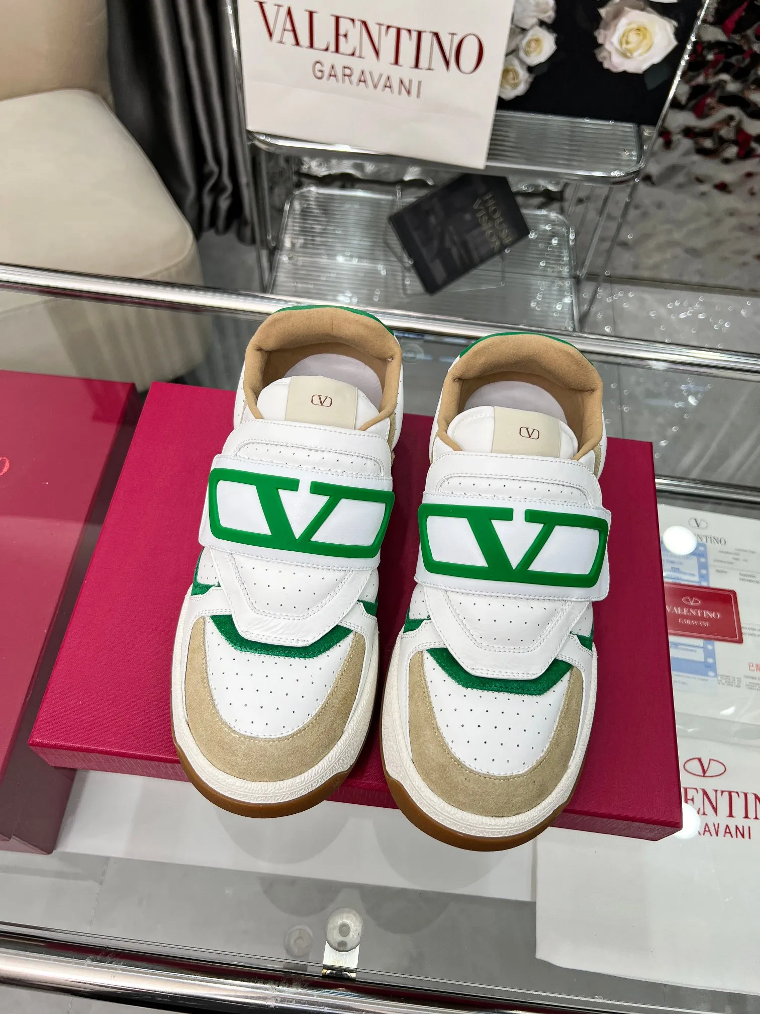 [Valentino] P: 680💰 Couple style, size: women 35-40▪️men 39-44 (customized at 45.46) Valentino 𝑶𝒏𝒆𝑺𝒕𝒖𝒅 Couple sports bread shoe series Valentino 2025 new couple sports shoes are on sale. The original ZP purchase and disassembly. Repeated pattern making and modification. 1:1 restoration! Top luxury masterpiece Velcro design Soft and comfortable imported calfskin brings excellent and elegant texture and excellent foot comfort Top purchasing version upper: imported calfskin surface/original oil edge craftsmanship Lining: water-dyed sheepskin lining Outsole: original development 𝐓𝐏𝐔 two-color combination outsole Packaging: original configuration complete package